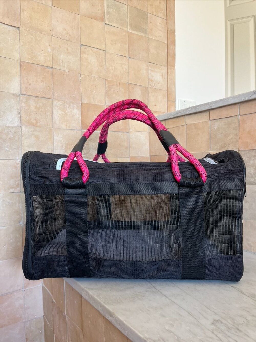 Roverlund *Airline Compliant* Pet Carrier - Size L - Black and Magenta - Picture 5 of 8